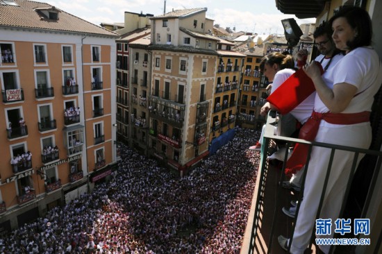 西班牙迎來奔牛節 萬人聚集造盛景