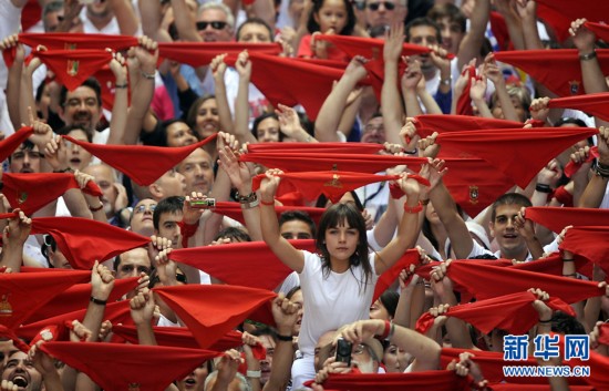 西班牙迎來奔牛節 萬人聚集造盛景