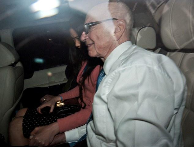 專家解讀默多克父子肢體語(yǔ)言 鄧文迪出手護(hù)夫搶眼球