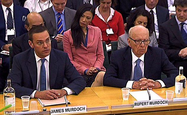 專家解讀默多克父子肢體語(yǔ)言 鄧文迪出手護(hù)夫搶眼球