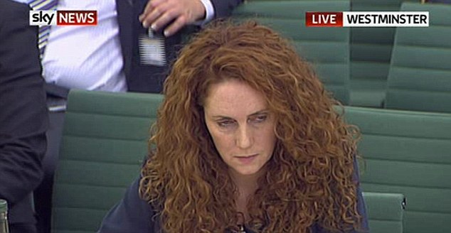 專家解讀默多克父子肢體語(yǔ)言 鄧文迪出手護(hù)夫搶眼球