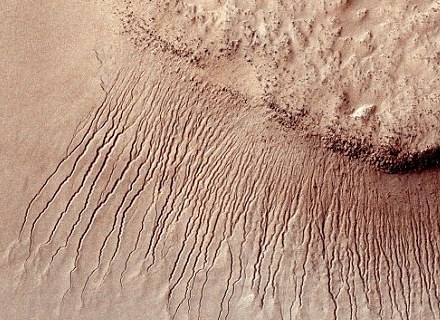 探測器圖片顯示最新證據 火星表面可能存在液態水