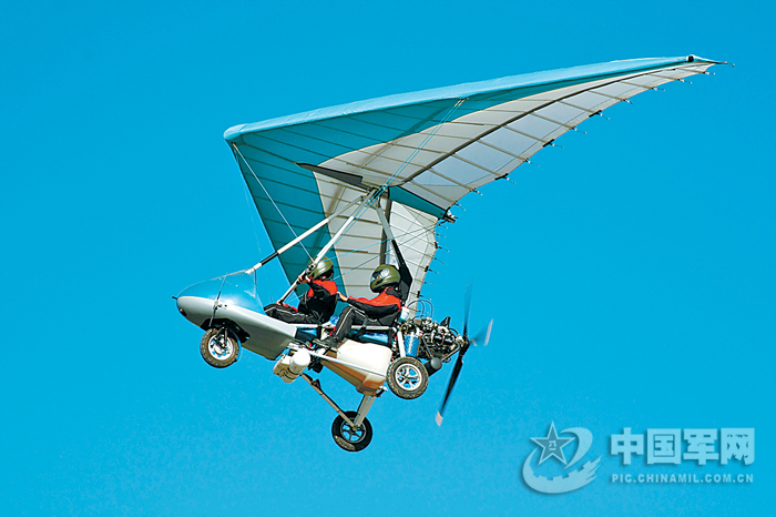 我軍12架輕型動力飛行器突擊300公里創5項紀錄（圖）