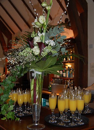 英新娘“偷竊”公司17萬英鎊 為自己打造奢侈夢幻婚禮