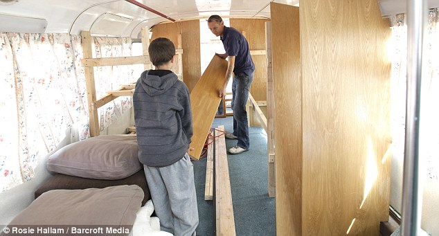 房價太高買不起 英國夫婦改建雙層巴士當新家