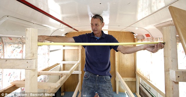 房?jī)r(jià)太高買(mǎi)不起 英國(guó)夫婦改建雙層巴士當(dāng)新家