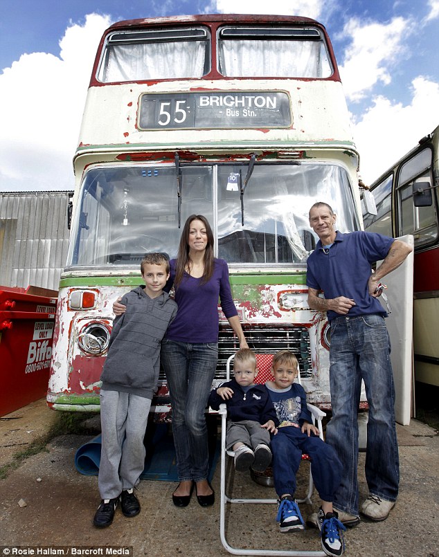 房?jī)r(jià)太高買(mǎi)不起 英國(guó)夫婦改建雙層巴士當(dāng)新家