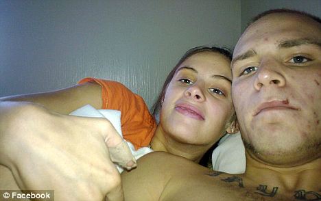 美一對情侶生活窘迫入超市偷盜 逃跑時竟將孩子落在現場