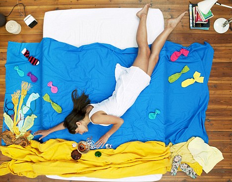 圖：舊襪子衣架齊上陣 德國攝影師打造美麗夢境世界