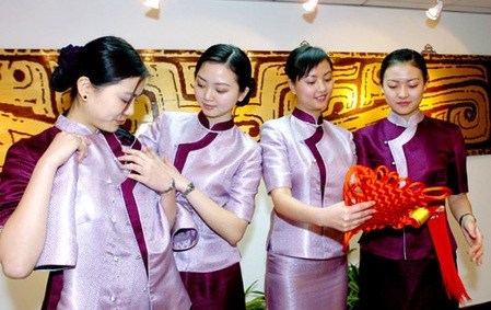 當各地空姐遇到旗袍 誰最美？