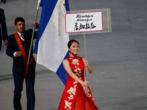 當各地空姐遇到旗袍 誰最美？