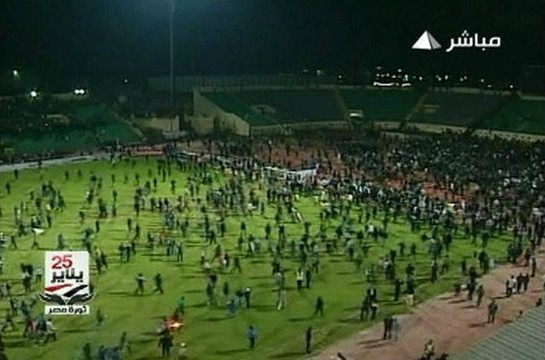 埃及最嚴(yán)重球迷騷亂致數(shù)百人死傷 全球媒體扼腕嘆息