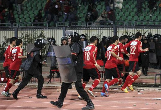 埃及最嚴重球迷騷亂致數百人死傷 全球媒體扼腕嘆息