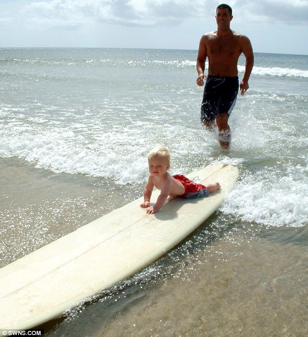 英8歲男孩成最年輕沖浪冠軍 自小就是水娃娃