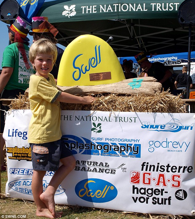 英8歲男孩成最年輕沖浪冠軍 自小就是水娃娃