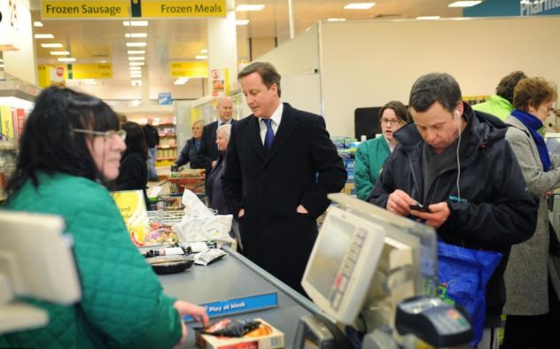 卡梅倫下班后逛超市買菜 其他顧客沒有圍觀很淡定