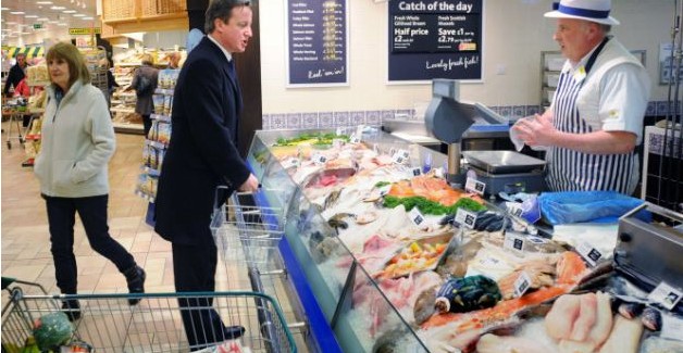 卡梅倫下班后逛超市買菜 其他顧客沒有圍觀很淡定