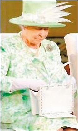 英國女王手提包里裝點啥？小鏡子、口紅、紙幣不可少