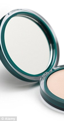 英國女王手提包里裝點啥？小鏡子、口紅、紙幣不可少