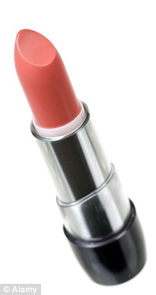 英國女王手提包里裝點啥？小鏡子、口紅、紙幣不可少