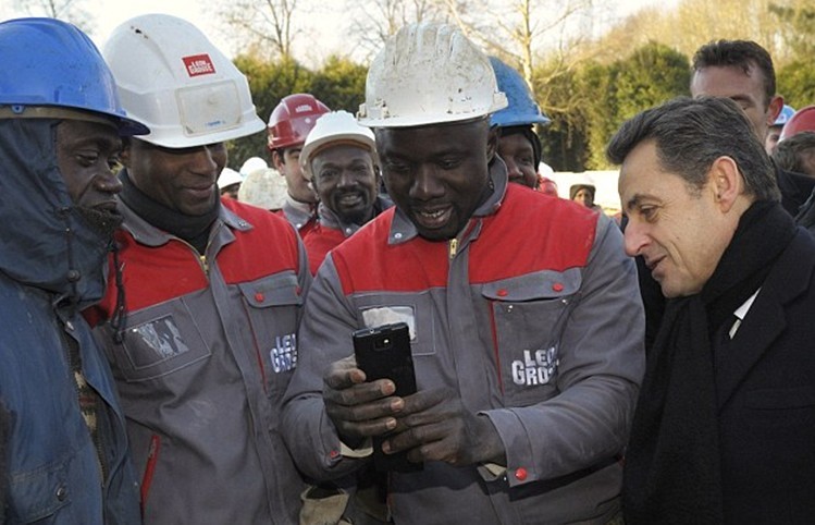 薩科齊雇傭“工人”追捧自己 被批可獲“奧斯卡最佳導演獎”