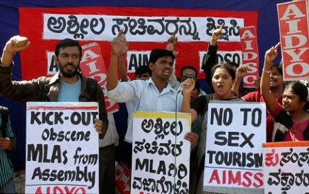 開會時傳看色情片惹眾怒 印度三名地方高官丟烏紗帽