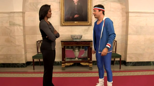 美國第一夫人再上電視談話節(jié)目 與主持人拔河賽跑