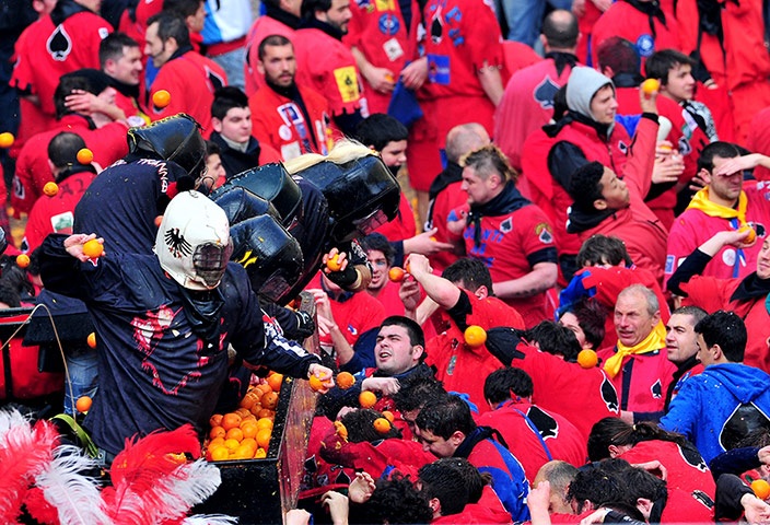 另類狂歡！意大利小城上演“橙子大戰(zhàn)”