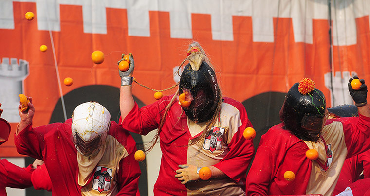 另類(lèi)狂歡！意大利小城上演“橙子大戰(zhàn)”