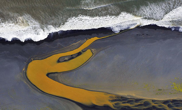 攝影師航拍冰島 驚嘆自然景觀猶如藝術品