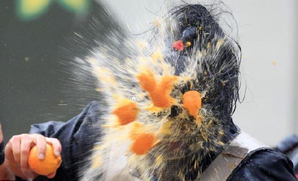 另類(lèi)狂歡！意大利小城上演“橙子大戰(zhàn)”