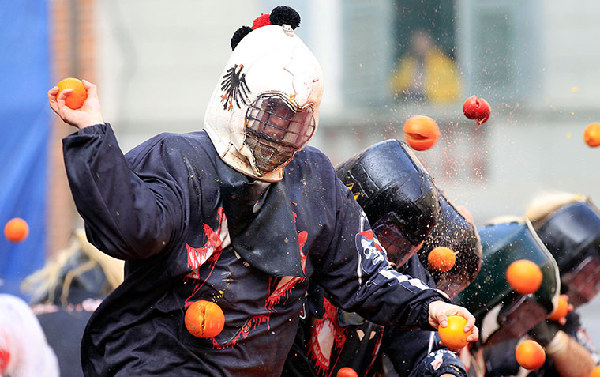 另類狂歡！意大利小城上演“橙子大戰”