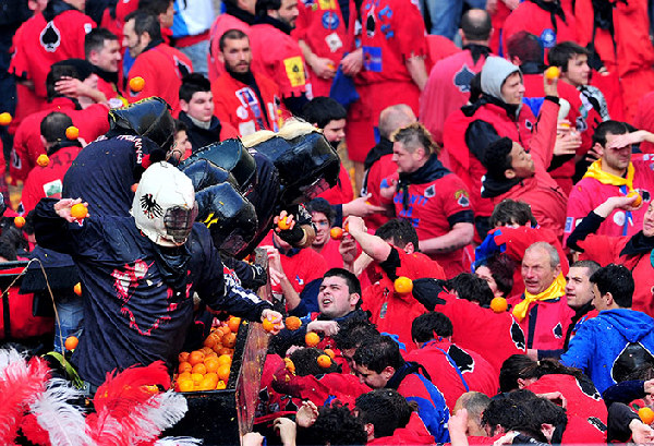 另類狂歡！意大利小城上演“橙子大戰”