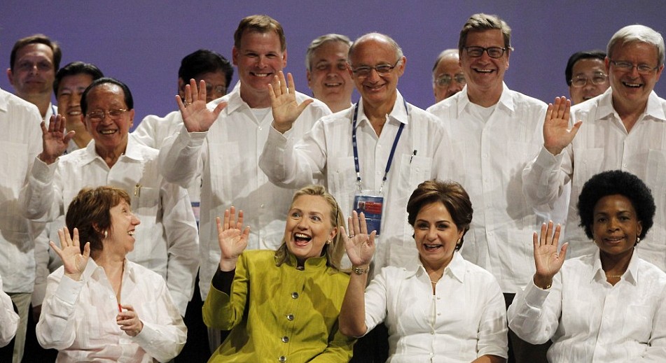 G20非正式外長會議全家福:眾人白衣希拉里獨綠