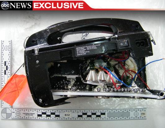 曼谷爆炸嫌犯用收音機藏多枚炸彈 隨警方重返案發現場