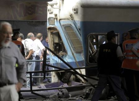 阿根廷城鐵發生嚴重脫軌事故 至少50人死600多人傷