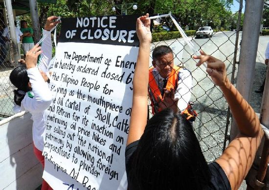 菲律賓婦女扔雞蛋抗議油價不斷上漲