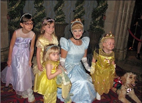 服務(wù)犬背氧氣瓶隨時(shí)陪伴 病重女孩享自由生活