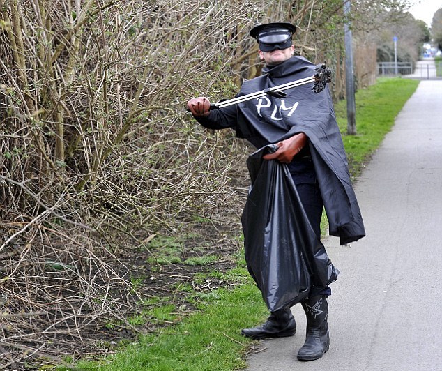 英小鎮驚現“垃圾魅影俠” 匿名清潔環境被贊真英雄