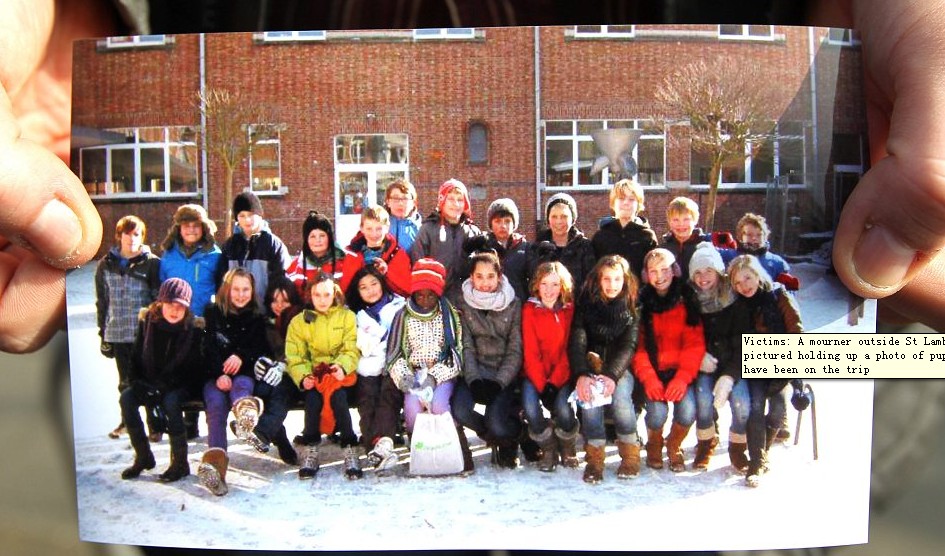 瑞士車禍發(fā)生時(shí)司機(jī)在放DVD盤？部分遇難學(xué)生照片公布