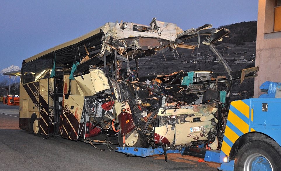 瑞士車禍發(fā)生時(shí)司機(jī)在放DVD盤？部分遇難學(xué)生照片公布