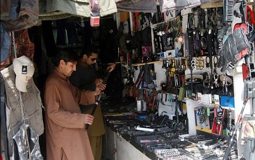紅火的巴基斯坦邊境集市 靠失竊北約物資攬人氣