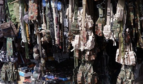 紅火的巴基斯坦邊境集市 靠失竊北約物資攬人氣