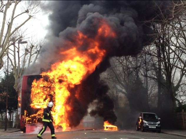 英雙層巴士爆炸起火 果敢司機及時疏散乘客無人傷亡