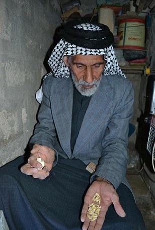 薩達(dá)姆時期政治犯悲慘生活曝光 曾藏身地窖20余年