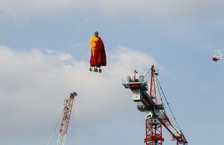 中國藝術家巴黎變身得道高僧 腳踩紅煙上演“懸空”秀