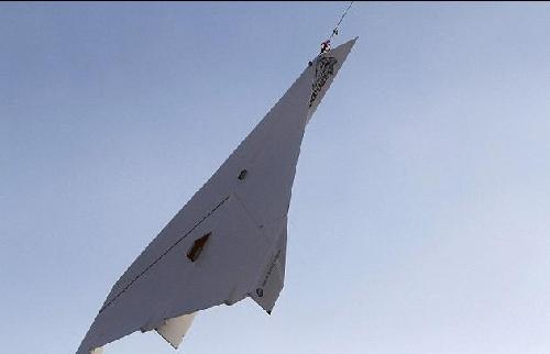 世界最大紙飛機(jī)在美國放飛 耗時(shí)兩月制成僅飄6秒