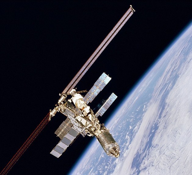 國際空間站遭遇太空碎片威脅 宇航員逃生艙內避難