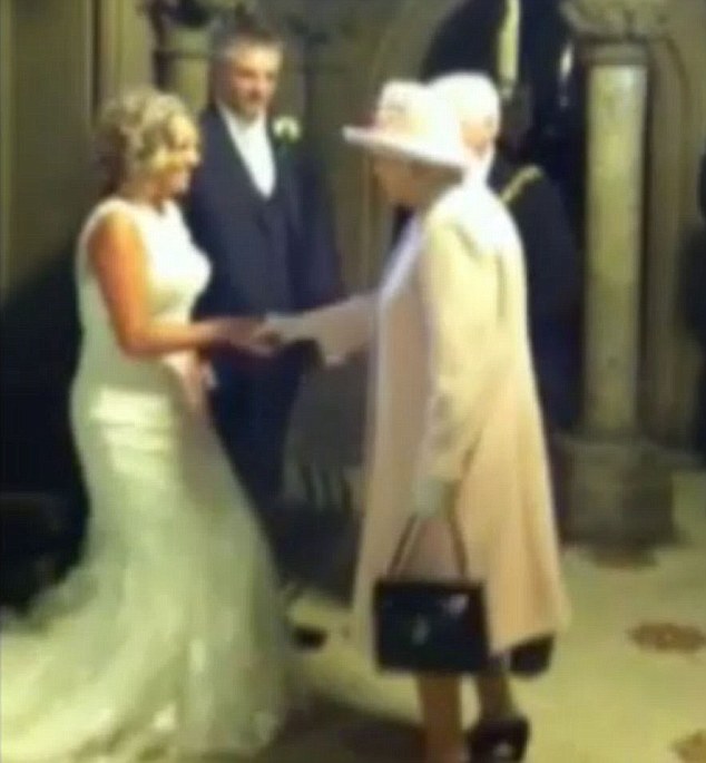 英國婚禮現場闖入“不速之客” 女王駕到新人又驚又喜