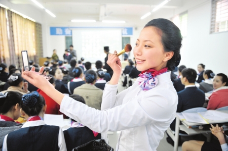 海航招空姐:拒絕假睫毛 不能穿絲襪